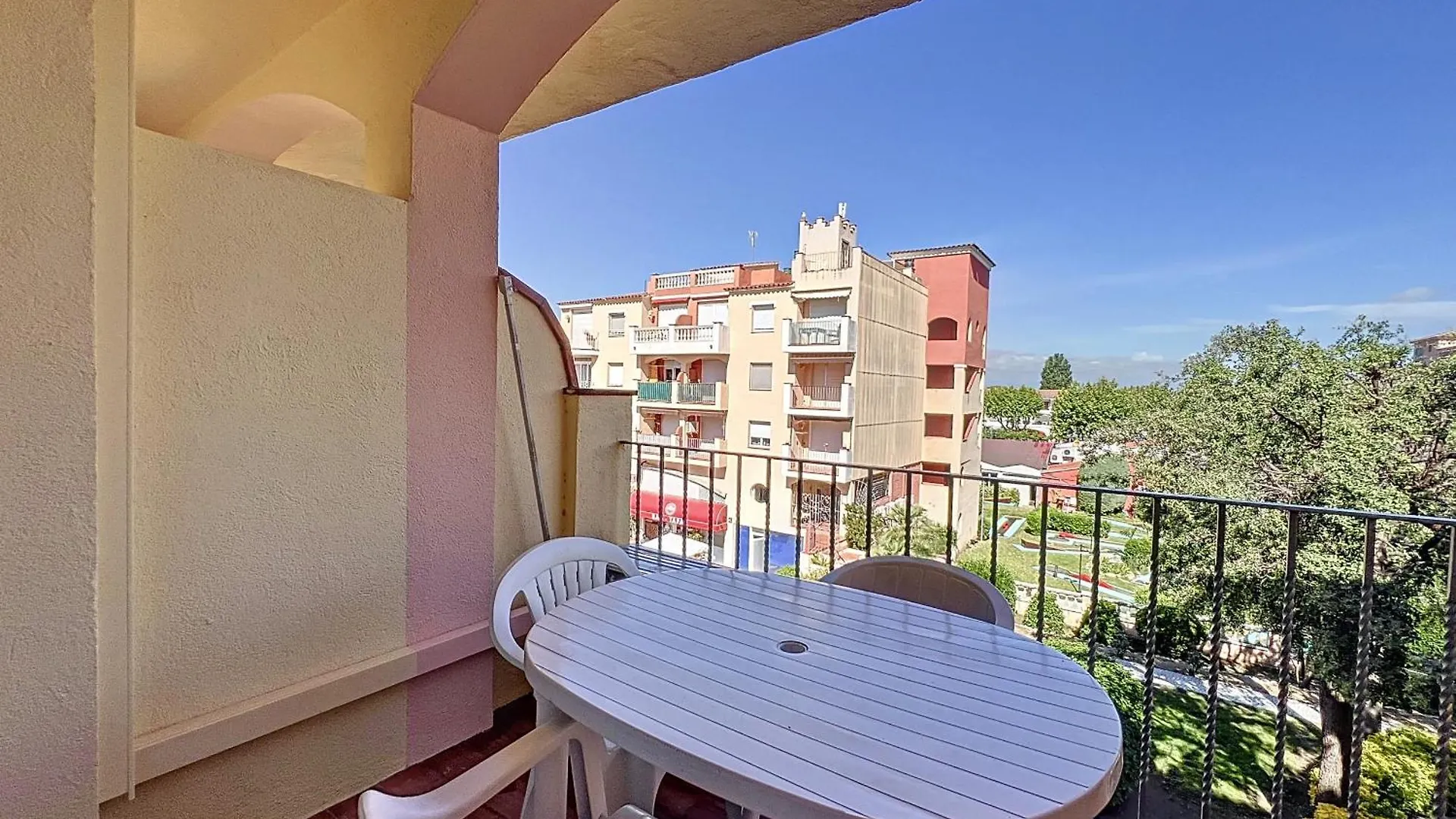 Gr Reserva 17-2-12 - Piso Muy Cerca De La Playa Empuriabrava