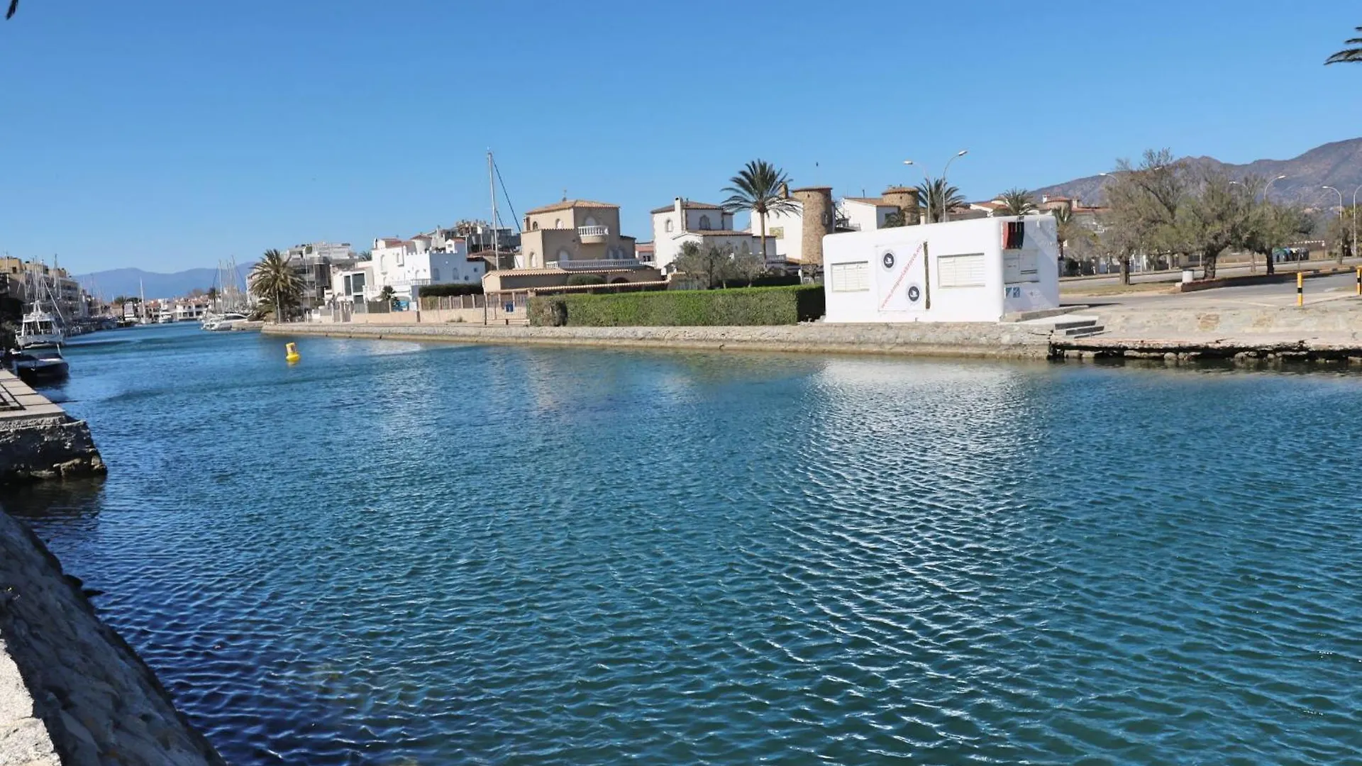 Gr Reserva 17-2-12 - Piso Muy Cerca De La Playa Empuriabrava Spain